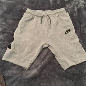 Nike tech sweat shorts size youth, large